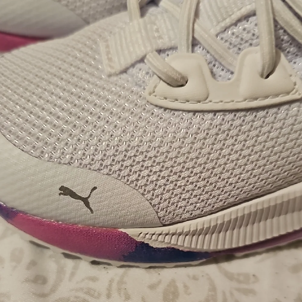 PUMA NEW Girls White Sneakers with Pink Accents Size 9